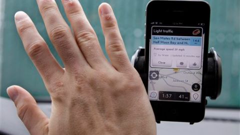 La aplicación Waze provee la red de información de usuarios en el tráfico tales como densidad vehícular, clima y rutas alternas.