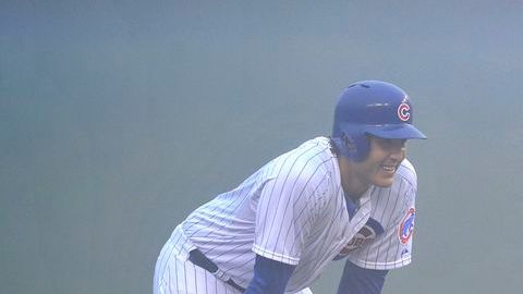 Anthony Rizzo sufre en los senderos a causa de la niebla.