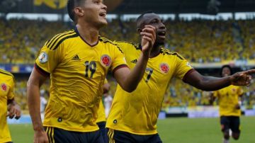 Teofilo Gutierrez celebra con Pablo Armero uno de los dos goles del triunfo de Colombia sobre Perú