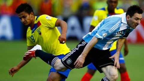 El jugador de Ecuador, Fernado Saritama (i), disputa un balón con Lionel Messi, (d) de Argentina