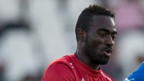 Alberto Gilardino, de Italia, disputa el esférico con Kevin Lafrance, de Haití