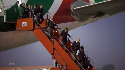 Los jugadores de la selección italiana de fútbol llegan en la ciudad de Río de Janeiro, donde estrenan el domingo, contra México.