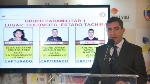 El ministro del Interior de Venezuela, Miguel Rodríguez, informó de la detención de nueve personas supuestamente vinculadas con dos grupos paramilitares colombianos que estaban fuertemente armados.
