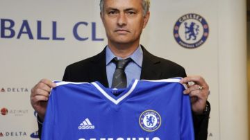 El portugúes José Mourinho  posa con la camiseta del Chelsea, su nuevo equipo.