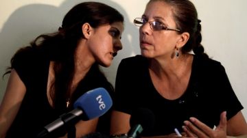 Rosa María Payá, izquierda, hija de Oswaldo Payá, con su madre Ofelia Acevedo, vivirán en Miami a donde llegaron luego de salir de Cuba.
