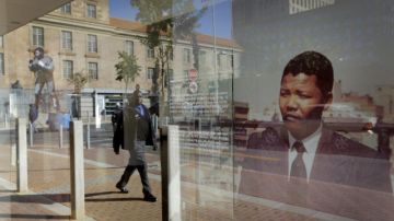 Una fotografía del expresidente sudafricano Nelson Mandela se releja en la ventana de la recién reformada Cancillería en Johannesburgo (Sudáfrica).