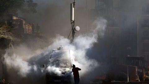La llegada de la Policía a Taksim desencadenó violentos altercados, con el uso masivo de gases lacrimógenos y cañones de agua por parte de las fuerzas policiales.