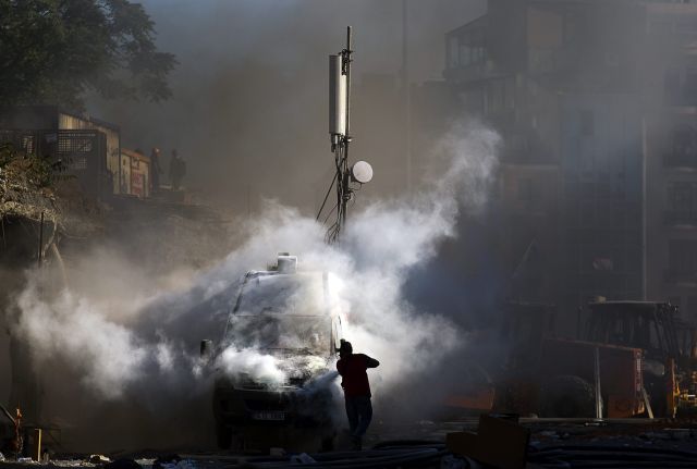 La llegada de la Policía a Taksim desencadenó violentos altercados, con el uso masivo de gases lacrimógenos y cañones de agua por parte de las fuerzas policiales.