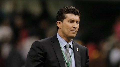 José Manuel "Chepo" de la Torre, técnico de la selección mexicana, se muestra preocupado tras el empate sin goles frente a Costa Rica