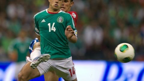 Javier "Chicharito" Hernández disputa el esférico con Giancarlo González, de la selección de Costa Rica