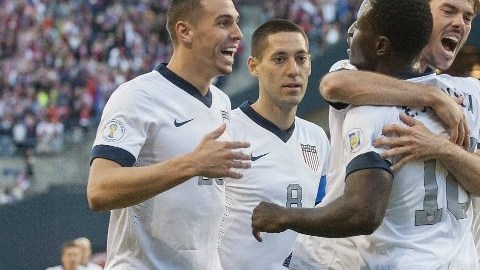 El jugador de la selección estadounidense Brad Evans abraza a su compañero Eddie Johnson después de que marcara el segundo gol del equipo