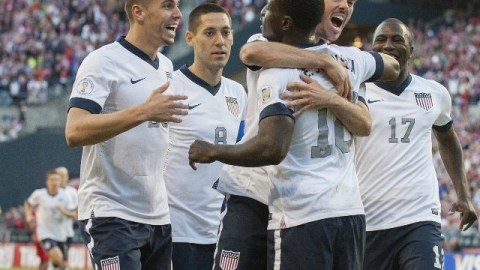 El jugador de la selección estadounidense Brad Evans abraza a su compañero Eddie Johnson después de que marcara el segundo gol del equipo