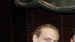 David Bisbal, al centro con camisa blanca, durante el festejo por su nuevo contrato de trabajo.