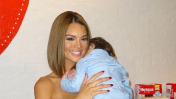 La exMiss Universo Zuleyka Rivera estuvo ayer en Manhattan junto su bebé Sebastián, de un año.
