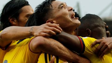Teofilo Gutiérrez (centro) celebra con sus compañeros el segundo gol de Colombia.