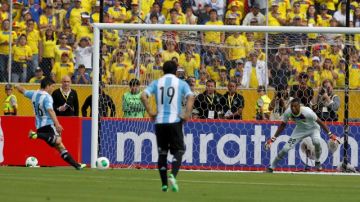 Sergio Agüero anota de penal a Ecuador cuando comenzaba el partido. Luego vino el empate de Alejandro Castillo que puso el 1-1 en el primer tiempo.
