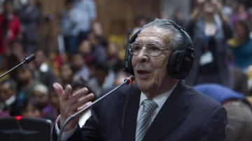 El exgeneral José Efraín Ríos Montt (c) habla  en la Corte Suprema de Ciudad de Guatemala durante la celebracióndel juicio en su contra.