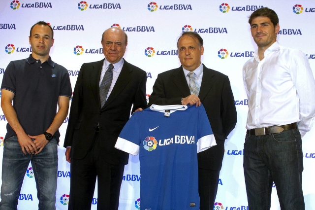 Los presidentes de la LFP, Javier Tebas (2d), y del BBVA, Francisco González (2izq.), junto a los astros españoles Andrés Iniesta (i) y el portero Iker Casillas (d).
