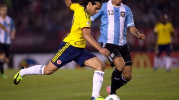 El colombiano Radamel Falcao García intenta rematar ante la marca del argentino Faustino Marcos Rojo en el encuentro que igualaronn sin goles.