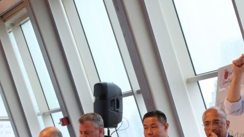 Candidatos a la alcaldía de NYC Anthony Weine (d), y desde la izquierda, Sal Albanese, Bill de Blasio, John Liu, y Bill Thompson durante un debate sobre educación, en Nueva York.
