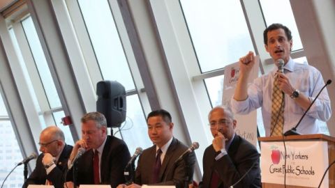 Candidatos a la alcaldía de NYC Anthony Weine (d), y desde la izquierda, Sal Albanese, Bill de Blasio, John Liu, y Bill Thompson durante un debate sobre educación, en Nueva York.