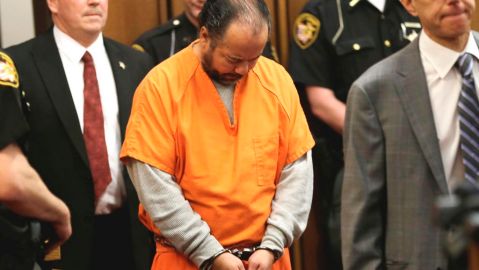 Ariel Castro, con cadenas en las muñecas, durante su audiencia judicial esta mañana en una corte de Cleveland.