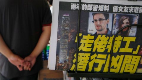 Los diarios de Hong Kong publicaron en sus portadas las fotos de Edward Snowden y su novia Lindsay Mills.