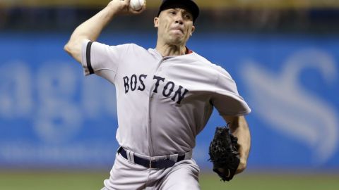 Aceves se encontraba en una sucursal de AAA de la cual fue llamado para el duelo.