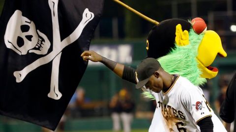 Starling Marte celebra su actuación ante una bandera pirata.