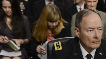 El general estadounidense Keith B. Alexander (izq.) comparece ante el Senado.