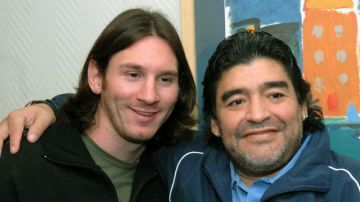 Los ídolos argentinos Leo Messi y Diego Maradona, insuperables en las canchas de fútbol, pero con problemas en el manejo de sus finanzas.