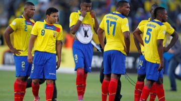 La selección de Ecuador se marcha cabizbaja tras ceder un empate en su casa ante Argentina.