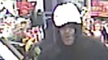 Foto que muestra a uno de los sospechosos de los robos en Queens.