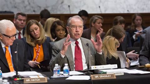 El senador Chuck Grassley, R-Iowa, defiende su propuesta que prohíbe acceder a la legalización hasta que la Secretaria de Seguridad Nacional tenga un control efectivo de la frontera por seis meses.