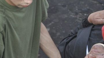 Socorristas atienden a uno de los heridos en el accidente.