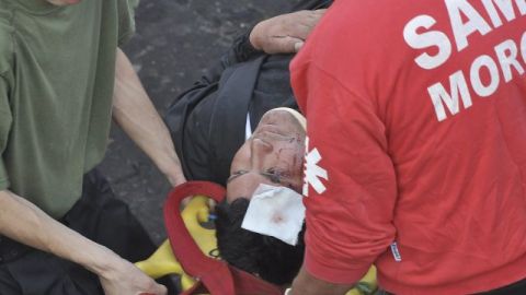 Socorristas atienden a uno de los heridos en el accidente.