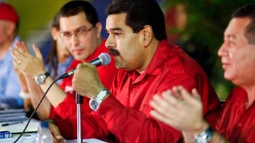 El presidente venezolano Nicolás Maduro habla durante un acto en Valera, Venezuela, junto al vicepresidente Jorge Arraza (d) y el gobernador del estado de Trujillo, Rangel Silva. Maduro dijo que el difunto presidente Hugo Chávez se le apareció nuevamente como un pajarito.