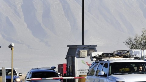 Policías federales vigilan el tránsito en la autopista de Ramos Arizpe en Coahuila, con el propósito de brindar seguridad a los mexicanos residentes en los Estados Unidos que viajan por carretera.