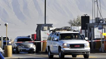 Policías federales vigilan el tránsito en la autopista de Ramos Arizpe en Coahuila, con el propósito de brindar seguridad a los mexicanos residentes en los Estados Unidos que viajan por carretera.