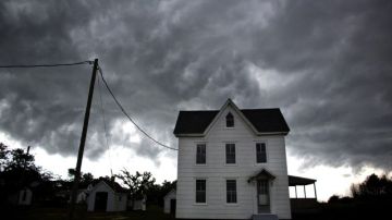 Vista de una casa bajo nubes de tormenta en Isla Smith, en Ewell, Maryland.