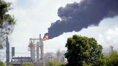 Incendio que todavía no ha podido ser controlado en la planta de Luisiana.