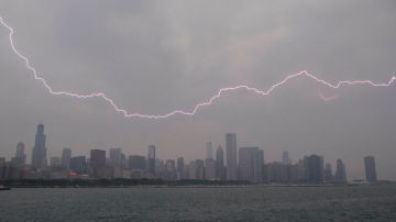 Durante la noche de ayer el área de Chicago recibió granizadas, tormentas eléctricas y fuertes vientos.