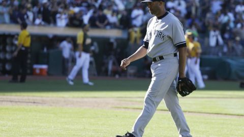 Mariano Rivera sale del campo derrotado, una imagen poco vista en 19 años.