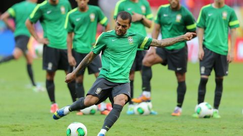 Dani Alves y sus compañeros.
