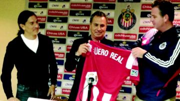 José Luis Real sonríe al recibir la camiseta de Chivas USA, que le entrega Te Klose y observa Paco Palencia.