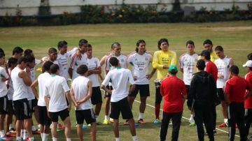 Jugadores de la selección mexicana atienden a las indicaciones del técnico José Manuel de Torre en la práctica de ayer en el Estadio de Sao Januario, en Río de Janeiro.