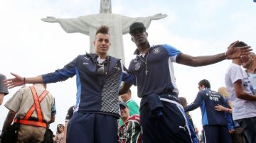 Un poco de turismo: Mario Balotelli (der.) y Stephan El Shaarawy posan frente a la estatua de Cristo Redentor.