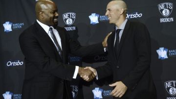 El nuevo entrenador de los   Nets, Jason Kidd (d) saluda al gerente general del equipo, Billy King (i) durante su prensentación en el  Barclays Center.