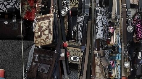 Incierto el futuro de la medida contra quienes comprar artículos falsos.