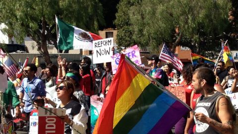 Según una encuesta publicada por Immigration Equality y realizada por Latino Decisions, 64% de latinos está a favor de una reforma migratoria inclusiva.